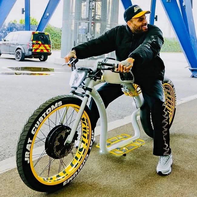 jrat Customs tweet media