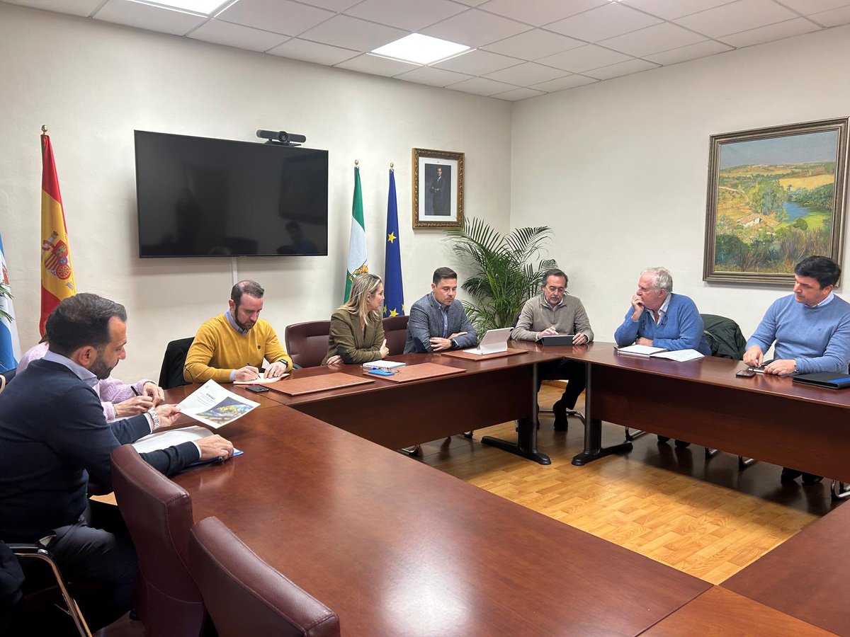 💧Reunión con Emasesa para planificar las obras y actuaciones conjuntas que están previstas en la ciudad. 

🏗️Abordamos los proyectos europeos previstos en materia de infraestructuras y medio ambiente. También las próximas obras en las redes urbanas en distintos puntos.