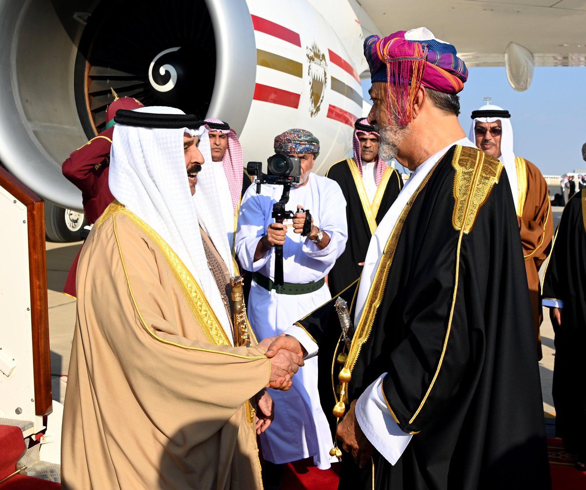 اليوم تحتفل مسقط بزيارة حضرة صاحب الجلالة الملك حمد بن عيسى آل خليفة ملك مملكة البحرين الشقيقة،، تعكس هذه الزيارة عمق العلاقات الأخوية بين حضارتي مجان ودلمون، حيث يجمعهما تاريخ مشترك وروابط ثقافية راسخة. نتمنى دوام التعاون والازدهار بين بلدينا
#عمان #البحرين