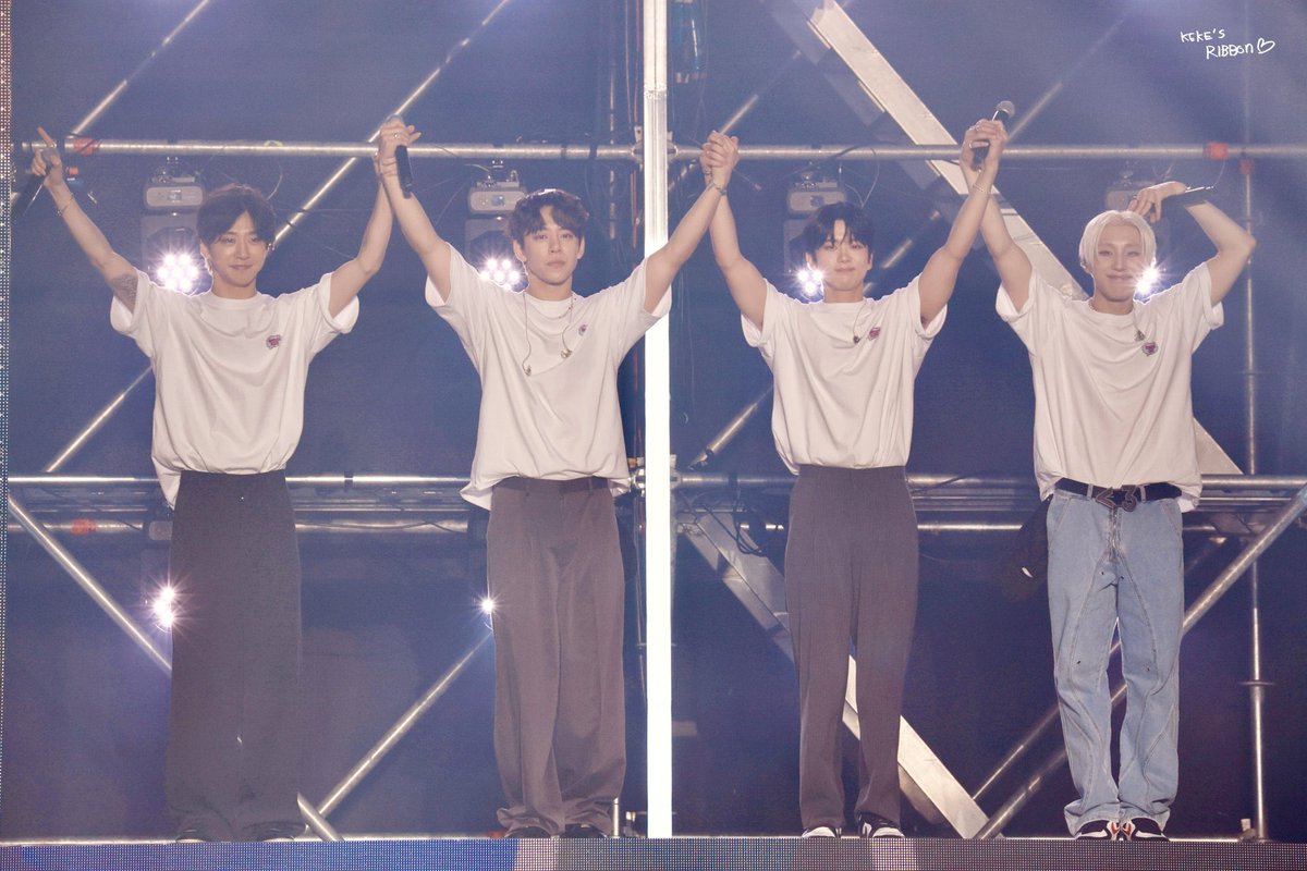 mangoarchives's tweet photo. we will always be with you b.a.p. 🥹💚 https://t.co/uvMlJycFrn