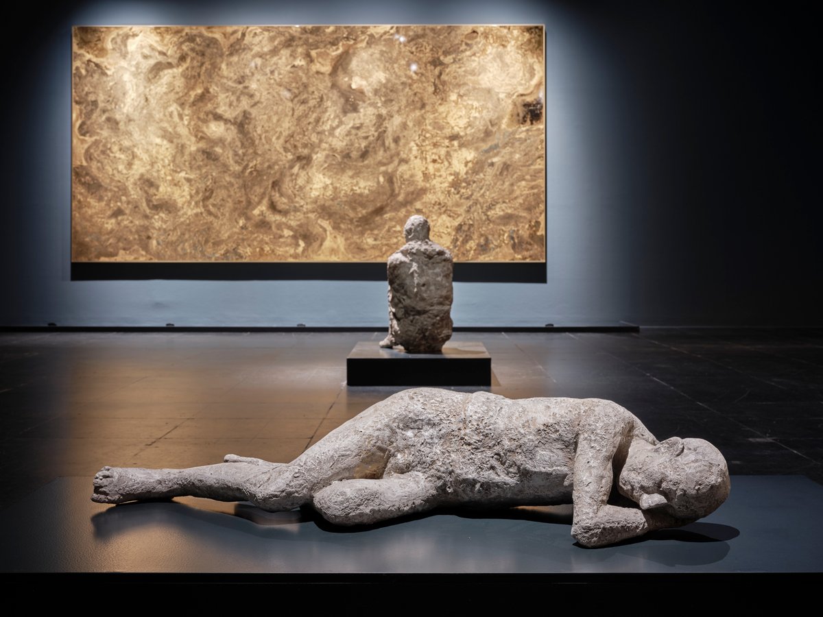 Frankfurter Kunstverein (@frankfurterkv) on Twitter photo In #DasAnwesendedesAbwesenden zeigen wir zwei Abgüsse menschlicher Opfer des
Vesuvausbruchs von 79 n. Chr., als Leihgabe von <a href="/pompeii_sites/">Pompeii Sites</a>. Eine Erinnerung an die Zerbrechlichkeit des Lebens und die immense Kraft der Natur. 🔎 Zu bestaunen bis zum 2. März im #FKV. In #DasAnwesendedesAbwesenden zeigen wir zwei Abgüsse menschlicher Opfer des
Vesuvausbruchs von 79 n. Chr., als Leihgabe von <a href="/pompeii_sites/">Pompeii Sites</a>. Eine Erinnerung an die Zerbrechlichkeit des Lebens und die immense Kraft der Natur. 🔎 Zu bestaunen bis zum 2. März im #FKV.