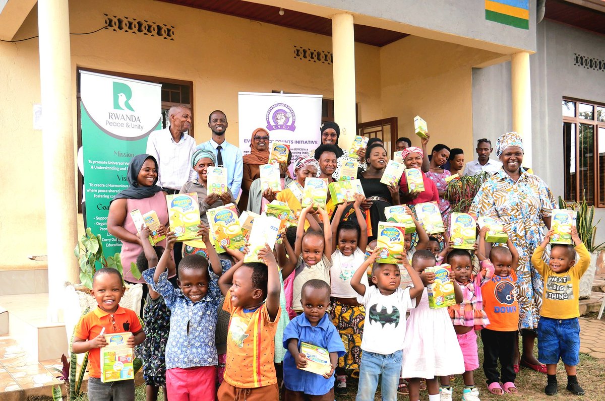 RwandaPeaceUnit's tweet photo. 1/2 On this Tuesday, the Management of @RwandaPeaceUnit, in collaboration with @evcinitiative, gave a support of porridge flour to the #ECD at Gasharu Cell, Kicukiro Sector, @KicukiroDistr. This initiative is part of the week dedicated to maternal and child health. @GovernanceRw https://t.co/FBgkDoylx7