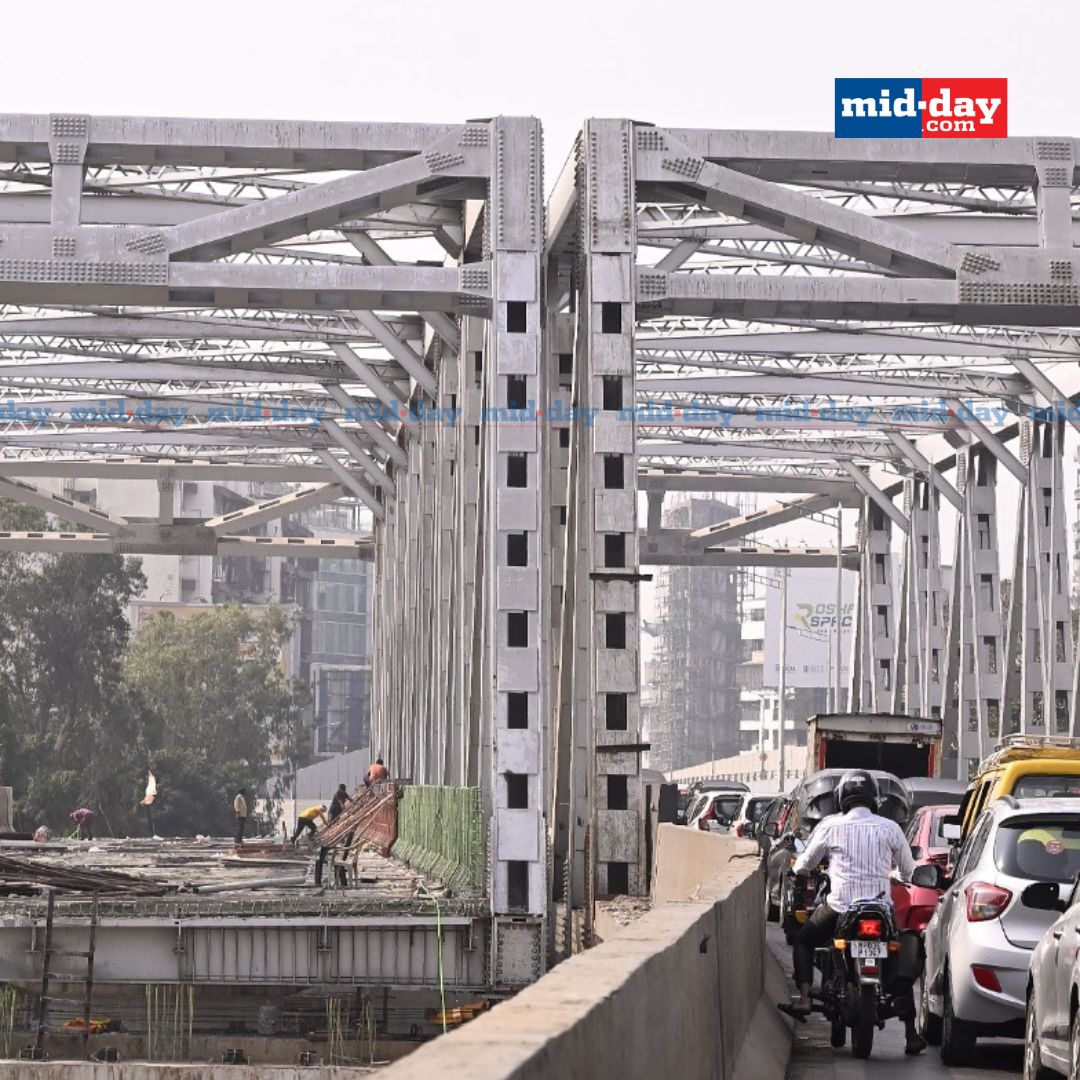 The second girder of the Gopal Krishna Gokhale Bridge has been levelled, and road construction is underway. While the approaches on both sides remain pending, the BMC aims to complete the project by March 2025.

PC: <a href="/raje_ashish/">Ashish Raje</a> 

#Mumbai #GopalKrishnaGokhaleBridge #BMC
