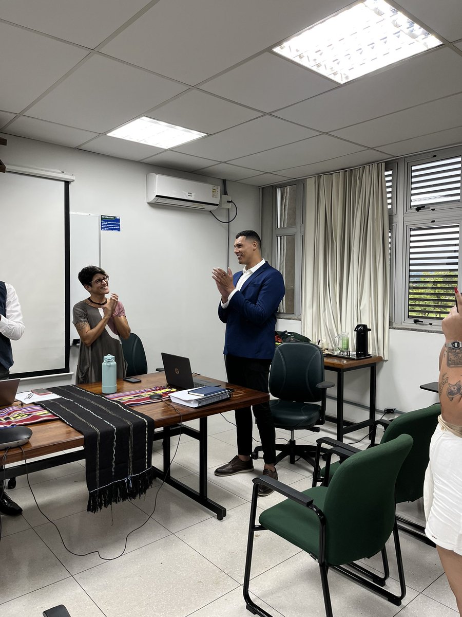 venanciovinii's tweet photo. Ontem foi um dia bonito. Tive a honra de apresentar um trabalho na #VirtualBISA com o querido @jhadercerqueira, falando sobre trabalho coletivo de traduções em raça e RI no @lacriunb e vi meu querido e brilhante amigo Miguel Filho se tornar doutor! A vida presta! https://t.co/eLufdYC4sS