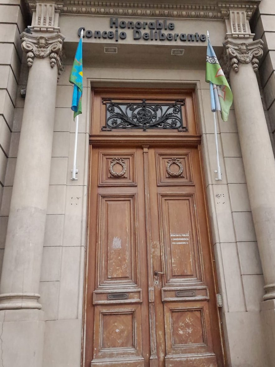 UCRBahiaBlanca's tweet photo. SON LO MISMO

En Bahía ya no disimulan más.  El kirchnerismo y los libertarios tienen un pacto en la ciudad desde hace tiempo. Por eso, hoy,  los Concejales del intendente @fsusbielles  les darán sus ocho votos en el HCD a un libertario para que acceda la Presidencia 1/6 🧵 https://t.co/ulZnOtnCqr