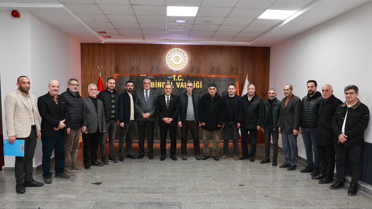 Bugün, İl Müftümüz Celal Sürgeç ve Ulu Camii altındaki esnaflarımızla Valiliğimizde bir araya geldik. Esnaflarımızın sorunlarını ve taleplerini dinleyerek çözüm önerilerini değerlendirdik. Onlarla tanışma fırsatı bulduğum bu samimi buluşmadan büyük memnuniyet duydum.