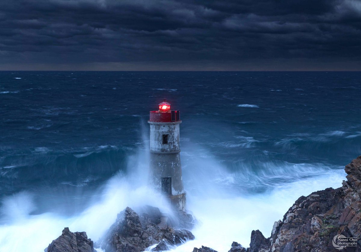 Prima che venga giorno. #italy #sardinia #capoferro #lighthouse #waves #photography #storm #longexposure #photographer #winter #seascape #seashore #seaside #shoreline #sardegna #mare #faro