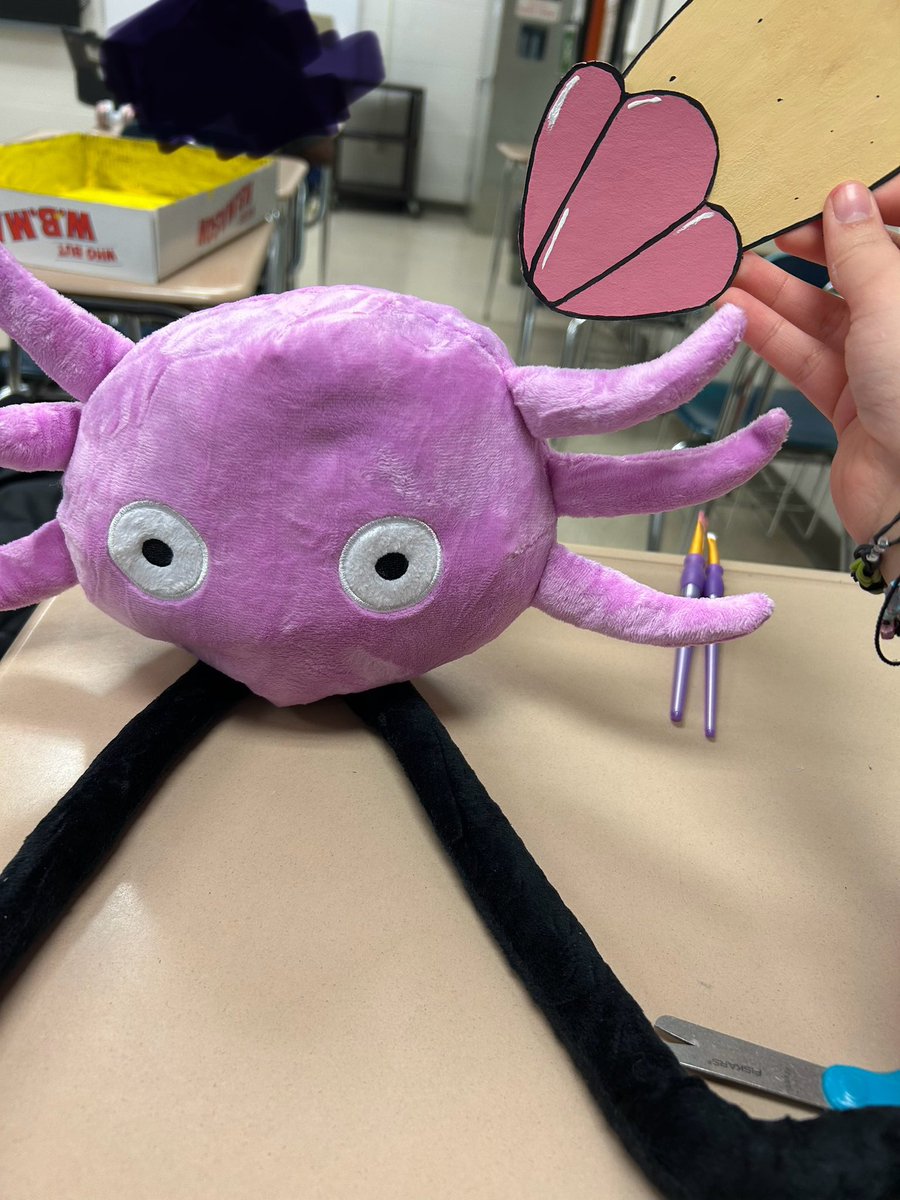 jayzeeartzz's tweet image. Me when it’s marketing class and we get to make a store project based off of anything we want

#kinitopet #schoolproject