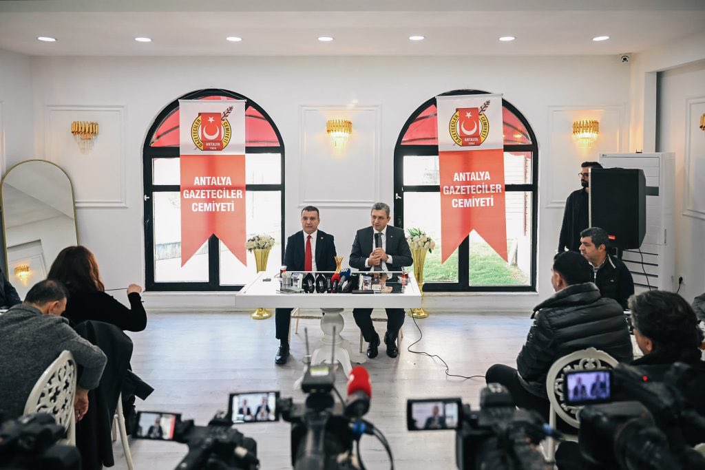 Vali Şahin: 2000’den önce yapılan tüm binaların analiz edilmesi lazım.

✅En büyük sorun trafik.

✅Mona Lisa tablosu gibi bir şehir.

✅Antalya’da yabancı nüfus azalıyor.

✅Güllük’e 500 yataklı devlet hastanesi.
fullantalya.com/vali-sahin-ant… <a href="/AntalyaValilik/">T.C. Antalya Valiliği</a> <a href="/tasidris/">İdris TAŞ</a>  <a href="/hulusisahin61/">Hulusi Şahin</a>