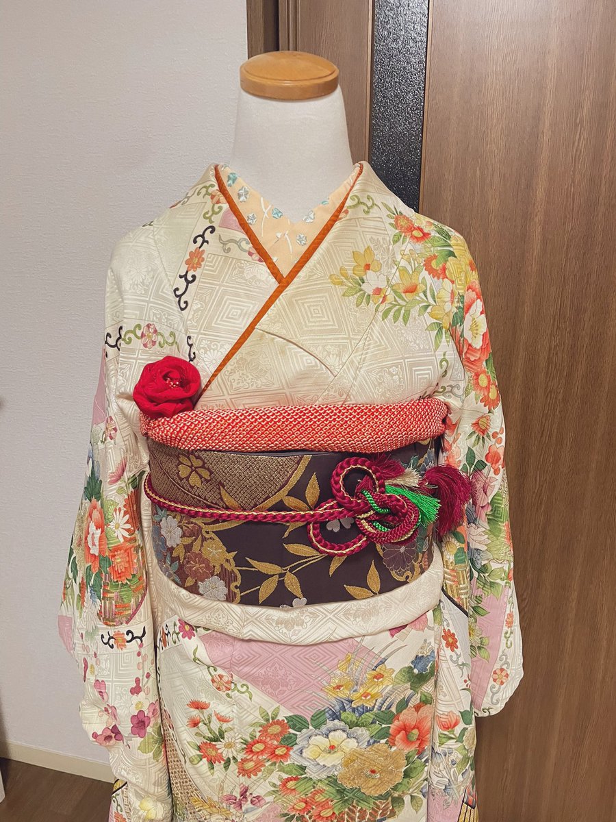 CocoaJoy's tweet photo. ここ連日振袖の練習してて、それを見てた2歳半の長女がテレビCMで出てきた振袖着た人見て、
あっママのしことだっ
って言ったの嬉しかったな。 https://t.co/nKWB1PUBYI