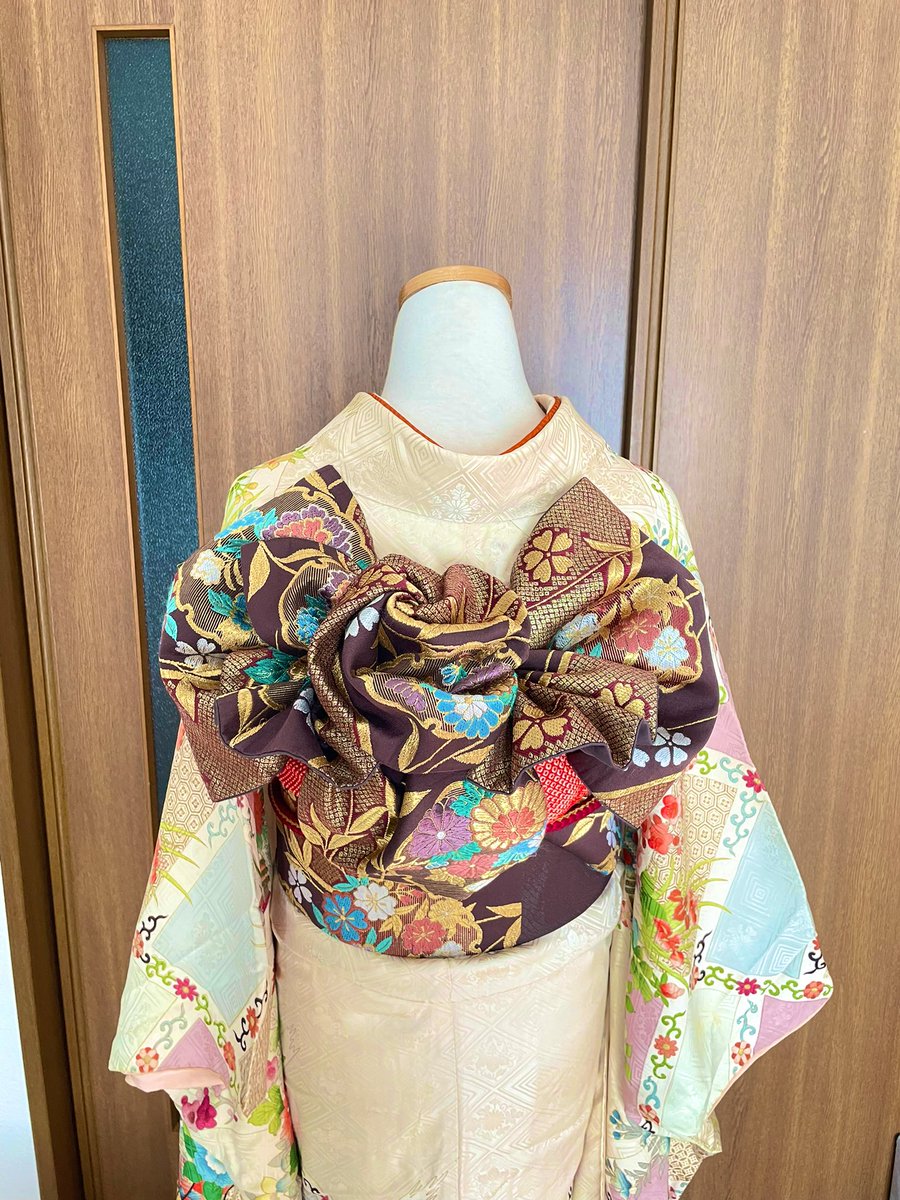 CocoaJoy's tweet photo. ここ連日振袖の練習してて、それを見てた2歳半の長女がテレビCMで出てきた振袖着た人見て、
あっママのしことだっ
って言ったの嬉しかったな。 https://t.co/nKWB1PUBYI