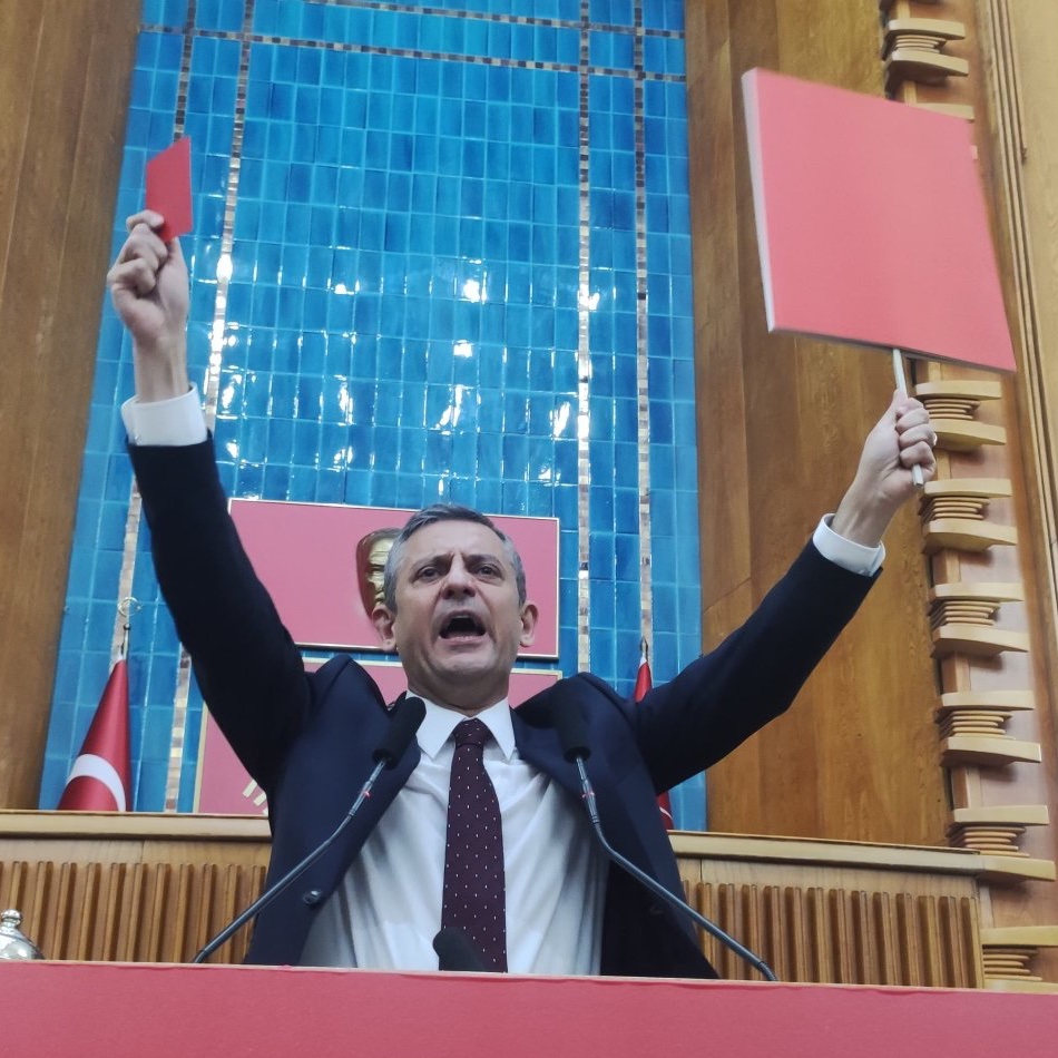 bosunatiklama's tweet photo. Özgür Özel, iktidara 2 kırmızı kart gösterdi. https://t.co/xJk1hSGq5H