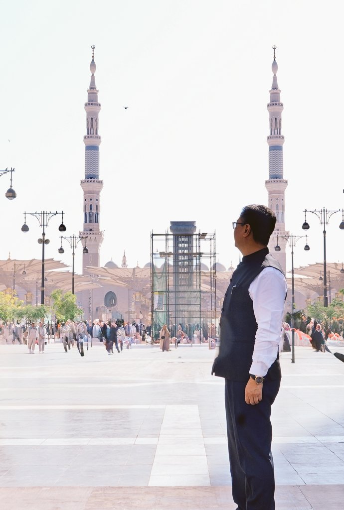 KirenRijiju's tweet photo. Looking at the 2nd Holiest Mosque, Al Masjid Al Nabawi, Prophet's Mosque in the holy city of Al-Madinah al-Munawwarah. https://t.co/Z1oVyEdk3d