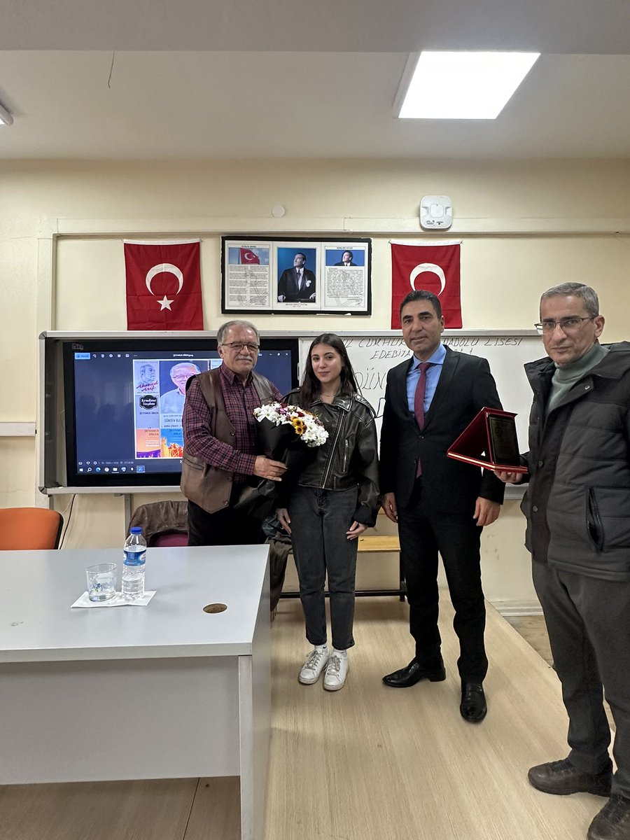 8Lisesi's tweet photo. Dönem Sonu Faaliyeleri kapsamındaTecrübe paylaşımı söyleşileri başlığı altında yazar Şeyhmus DİKEN’ i okulumuzda öğrencilerle buluşturduk.Okul Mdr Ahmet Hamdi ATEŞ söyleşi etkinligine katılımından dolayı yazar Şeyhmus Diken'e okul adına teşekkürlerini belirtip plaket takdim etti. https://t.co/doGDhgQ7Ix