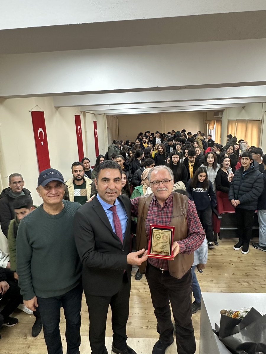 8Lisesi's tweet photo. Dönem Sonu Faaliyeleri kapsamındaTecrübe paylaşımı söyleşileri başlığı altında yazar Şeyhmus DİKEN’ i okulumuzda öğrencilerle buluşturduk.Okul Mdr Ahmet Hamdi ATEŞ söyleşi etkinligine katılımından dolayı yazar Şeyhmus Diken'e okul adına teşekkürlerini belirtip plaket takdim etti. https://t.co/doGDhgQ7Ix