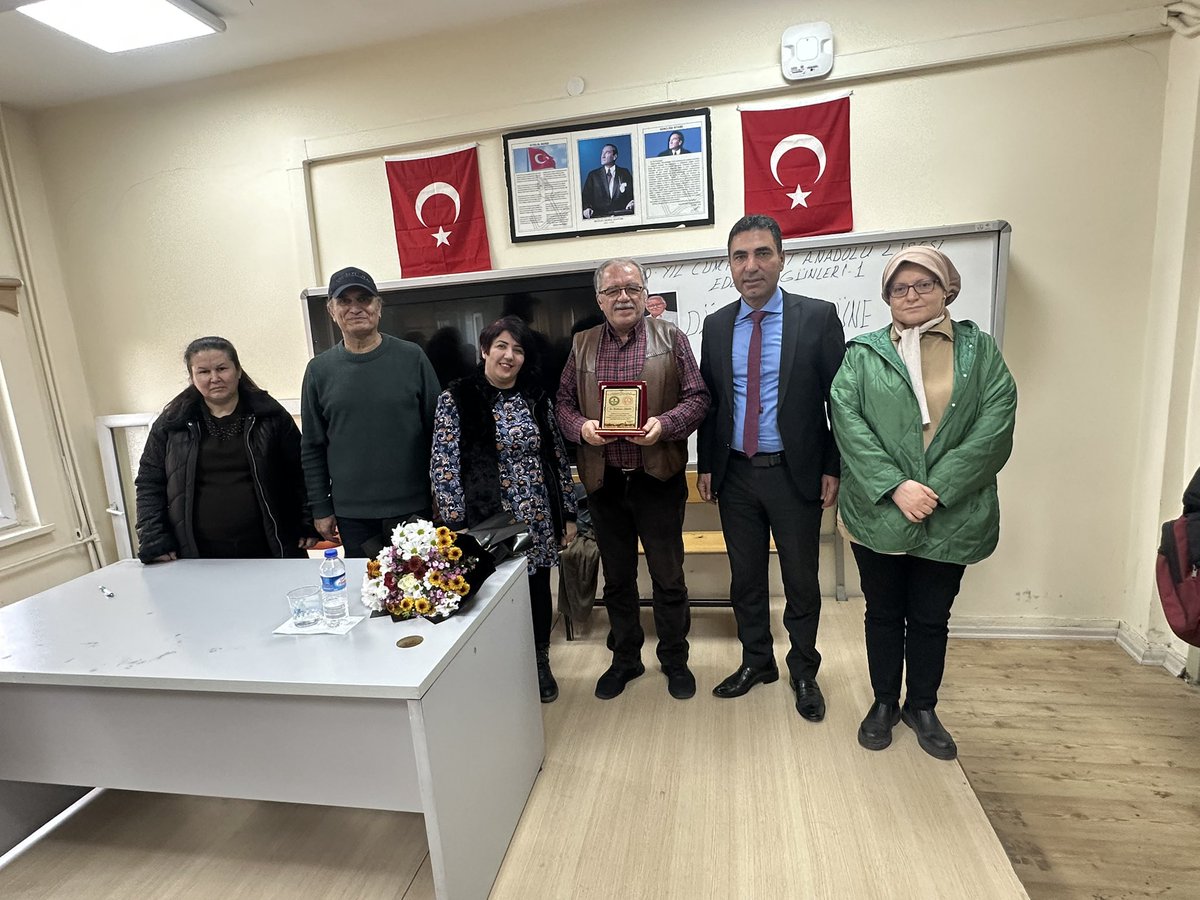 8Lisesi's tweet photo. Dönem Sonu Faaliyeleri kapsamındaTecrübe paylaşımı söyleşileri başlığı altında yazar Şeyhmus DİKEN’ i okulumuzda öğrencilerle buluşturduk.Okul Mdr Ahmet Hamdi ATEŞ söyleşi etkinligine katılımından dolayı yazar Şeyhmus Diken'e okul adına teşekkürlerini belirtip plaket takdim etti. https://t.co/doGDhgQ7Ix