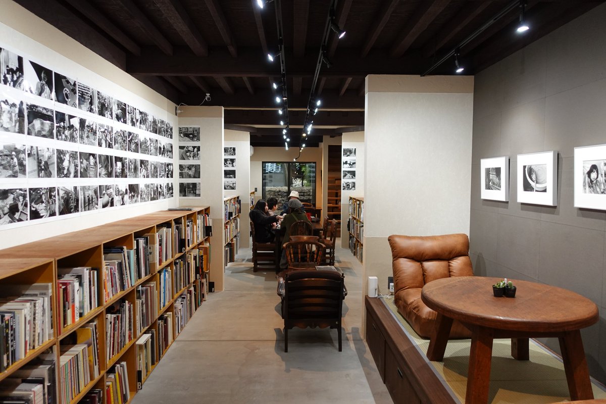 hyperneko_X's tweet image. 先日、京都・西陣の「芥 Aquta」を訪れ。写真集5000冊で珈琲。これはすごい、買おうか迷ってる写真集、プレミアついてて手が出ない写真集などを確認するのに最適。まだ棚の1/3ぐらいしか確認できていないが著名な日本人写真家は網羅されてて図書館的な使い方が可能。ガチ読みするも良し。時間が溶ける