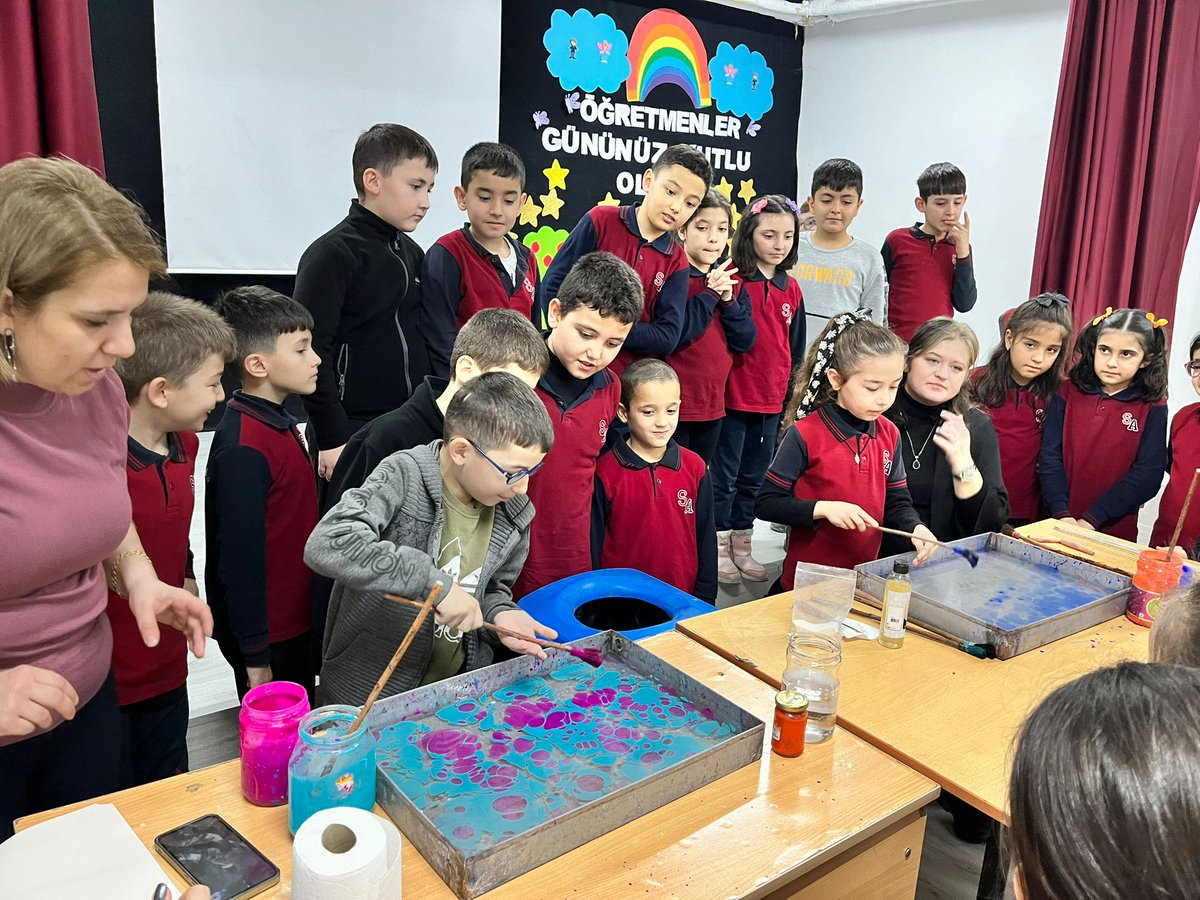 Bugün günlerden Ebru🖌️🖌️🖌️
Sevim Aras İlkokulunda gençlerimizle beraber Ebru sanatını icra ettik