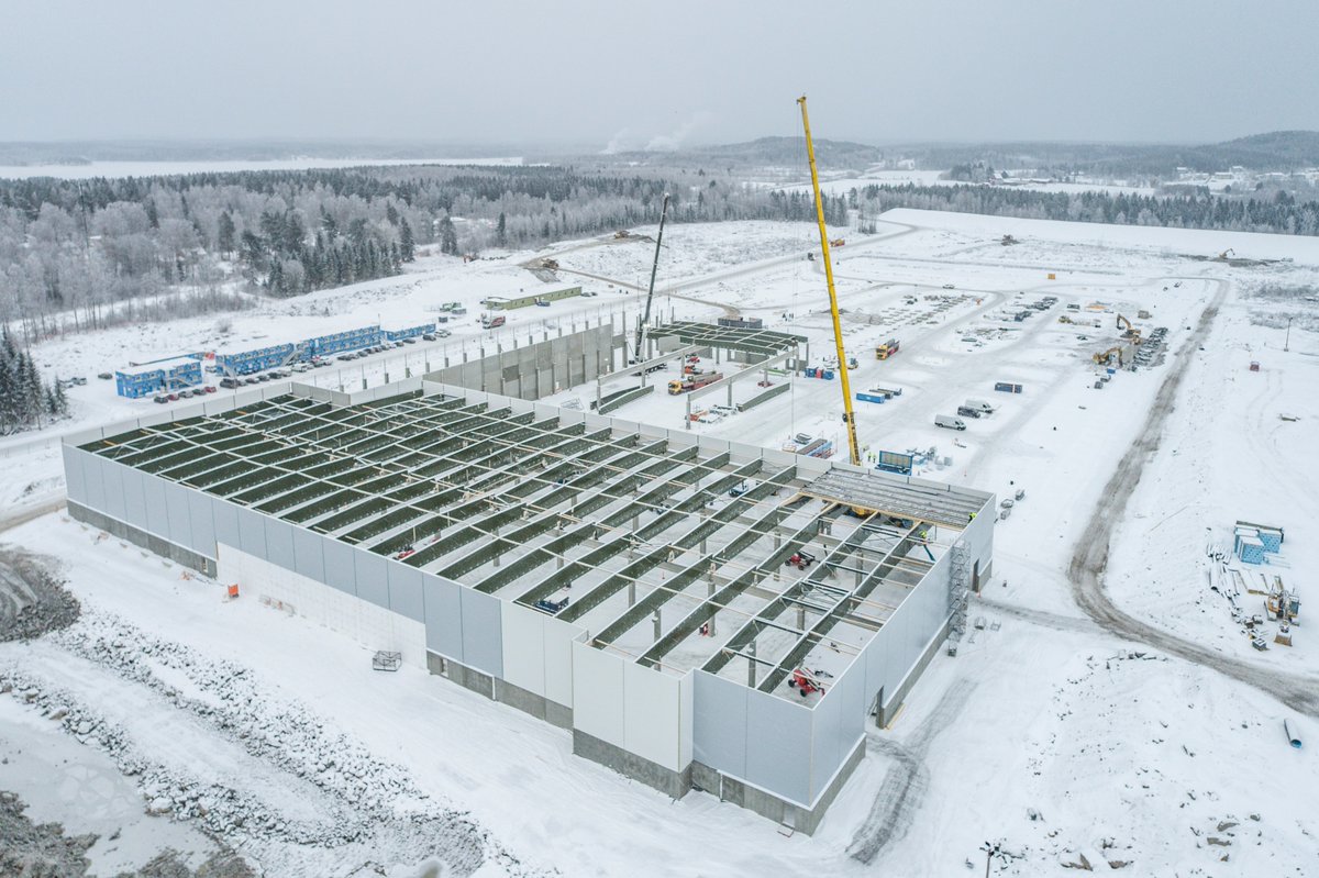 Suomalainen talvi tuo haasteita rakentamiseen, mutta ennakoimalla projekti etenee sujuvasti kaikissa olosuhteissa. ❄️ 
Me LapWallilla rakennamme pysyvän ja laadukkaan katon nopeammin kuin sääsuojan pystytys kestää. Rakenna kanssamme nopeammin ja kustannustehokkaammin!
#lapwall