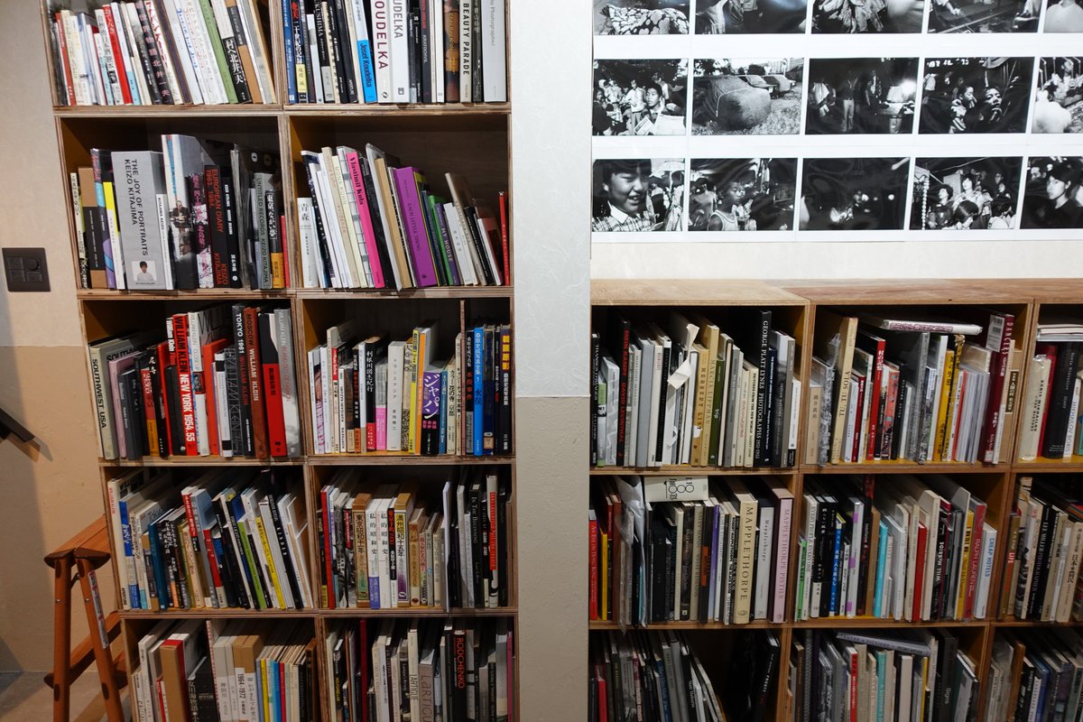 hyperneko_X's tweet image. 先日、京都・西陣の「芥 Aquta」を訪れ。写真集5000冊で珈琲。これはすごい、買おうか迷ってる写真集、プレミアついてて手が出ない写真集などを確認するのに最適。まだ棚の1/3ぐらいしか確認できていないが著名な日本人写真家は網羅されてて図書館的な使い方が可能。ガチ読みするも良し。時間が溶ける