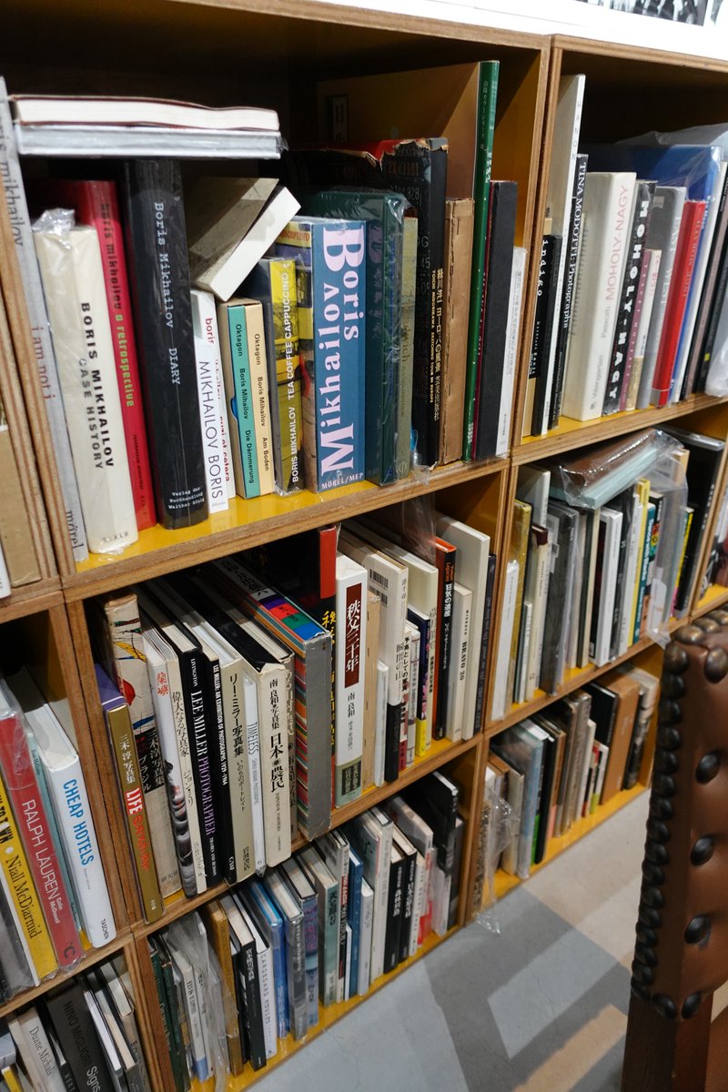 hyperneko_X's tweet image. 先日、京都・西陣の「芥 Aquta」を訪れ。写真集5000冊で珈琲。これはすごい、買おうか迷ってる写真集、プレミアついてて手が出ない写真集などを確認するのに最適。まだ棚の1/3ぐらいしか確認できていないが著名な日本人写真家は網羅されてて図書館的な使い方が可能。ガチ読みするも良し。時間が溶ける