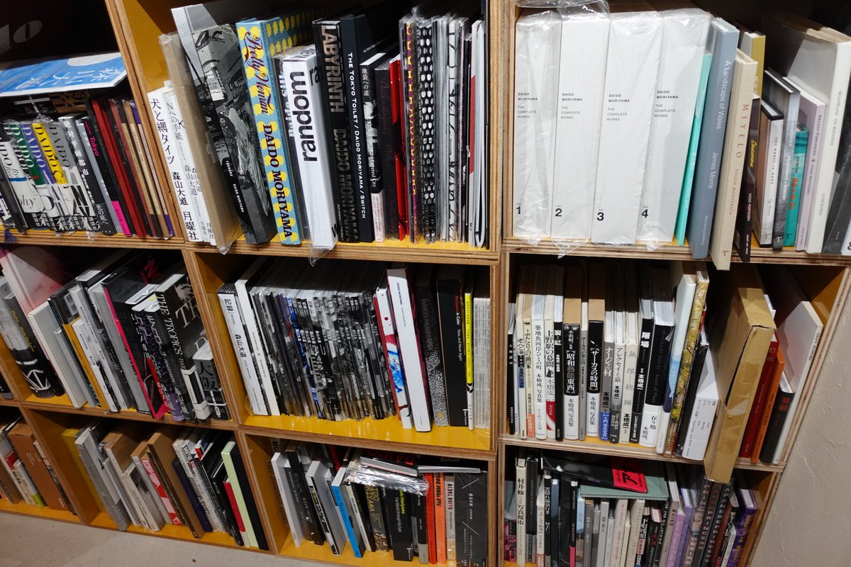 hyperneko_X's tweet image. 先日、京都・西陣の「芥 Aquta」を訪れ。写真集5000冊で珈琲。これはすごい、買おうか迷ってる写真集、プレミアついてて手が出ない写真集などを確認するのに最適。まだ棚の1/3ぐらいしか確認できていないが著名な日本人写真家は網羅されてて図書館的な使い方が可能。ガチ読みするも良し。時間が溶ける