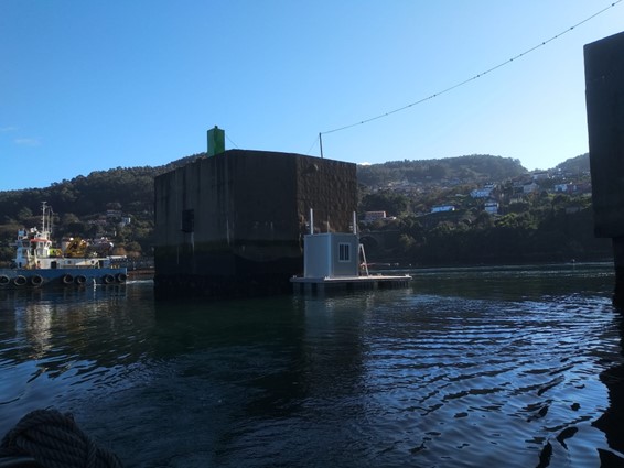 FundacionCETMAR's tweet image. El Observatorio Costeiro de la @Xunta de Galicia mejora su red de estaciones océano-meteorológicas con una nueva plataforma de observación en el Puente de #Rande #CienciasMariñasGal cetmar.org/observacion-de…