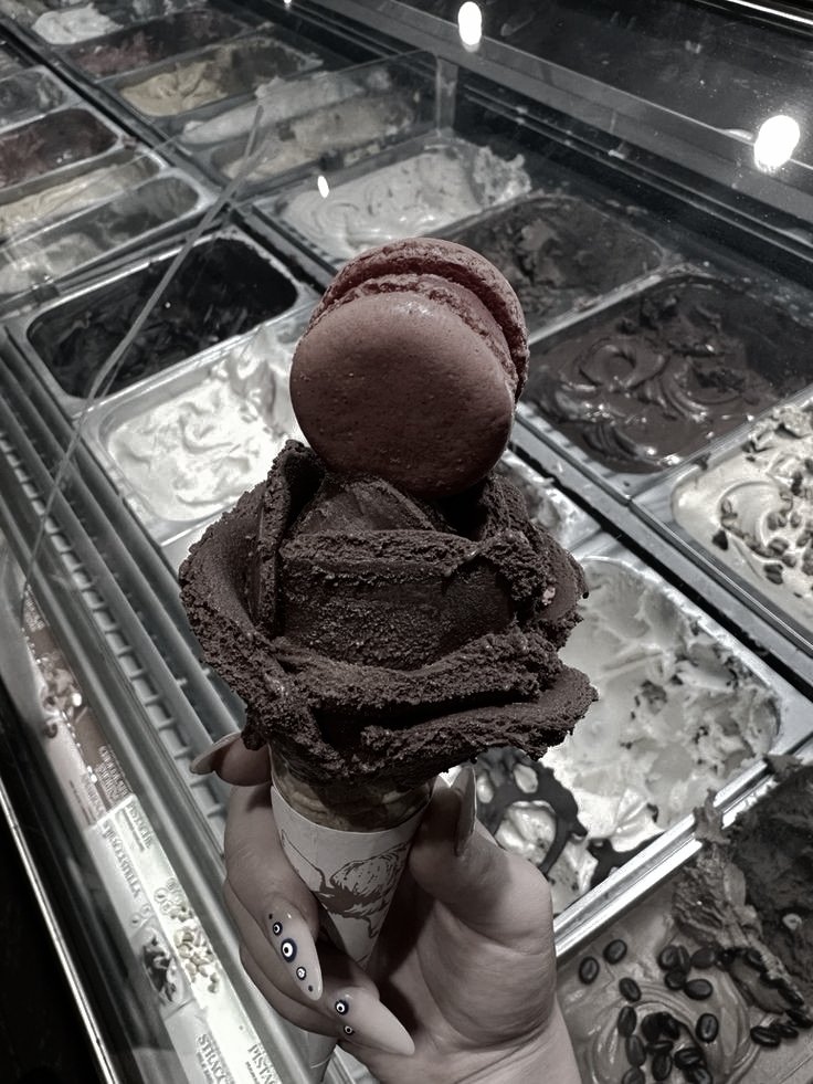 📍 𝗏𝖾𝗇𝖼𝗁𝗂 𝗀𝖾𝗅𝖺𝗍𝗈

ini gelatonya enak pol. creamy susunya bikin jatuh cinta, conenya renyah, macaronnya pun enak. 🥺