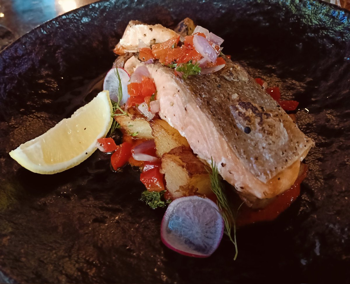 mxjulianaheng's tweet image. Pan Grilled Salmon with Red Pepper Salsa @ Rockafellers PJ 🐠 

Hearty set lunch deal at RM26++ ~ Comes with soup of the day/salad, ice-cream &amp;amp; soft drink 🍨

#setlunch #gooddeals #mxjulianaheng