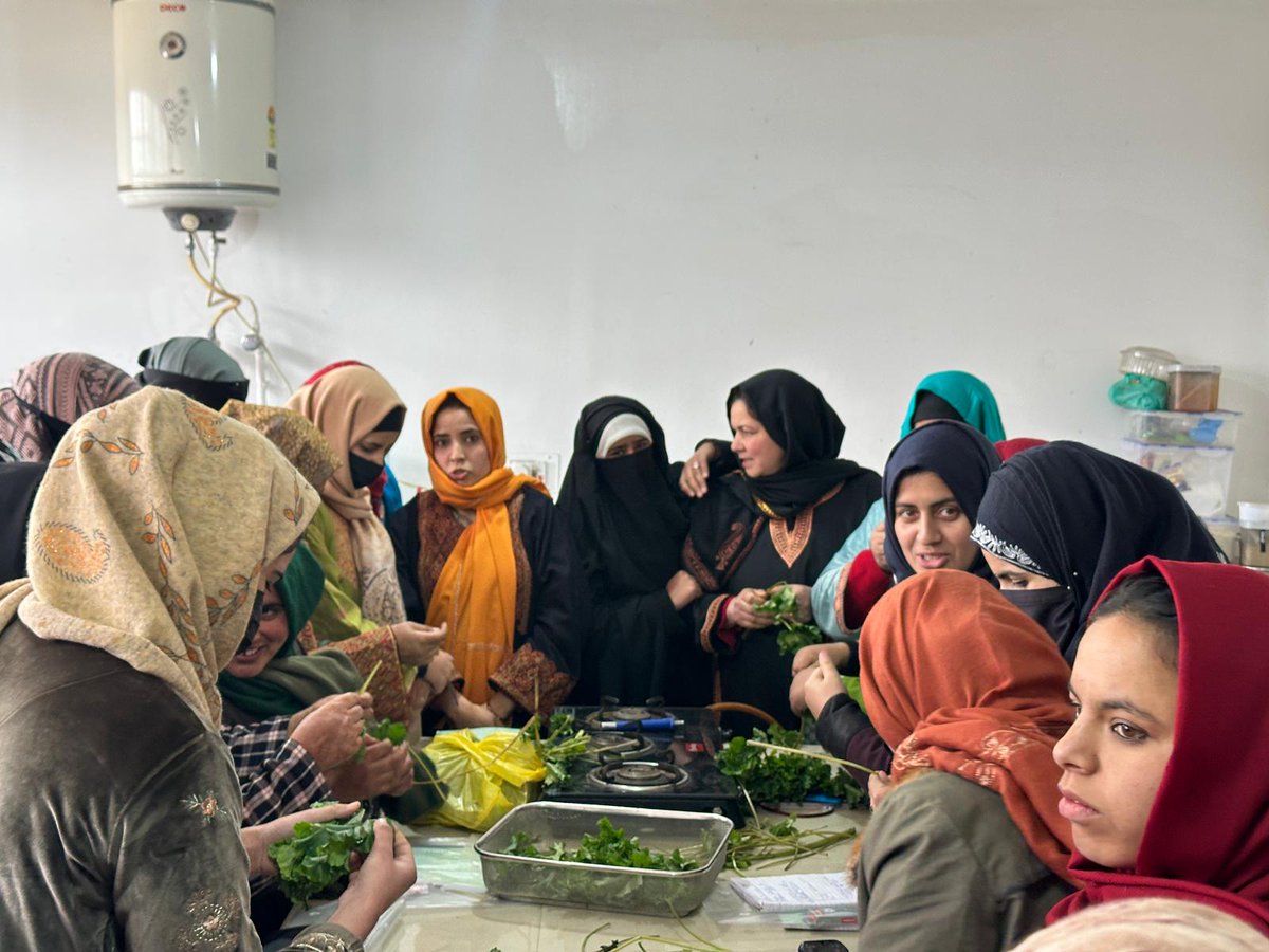 JK_NRLM's tweet photo. JKRLM in collab with @skuast_kashmir, KVKs inaugurated a 3 day training prog on nutrimix formula for pregnant &amp; lactating women across all KVKs of Kmr Division.Dr. Shubhra Sharma,MD JKRLM,thanked the VC SKUAST-K,for extending the expertise of the Deptt  to train the SHGs.@diprjk https://t.co/mreTe5j1rc