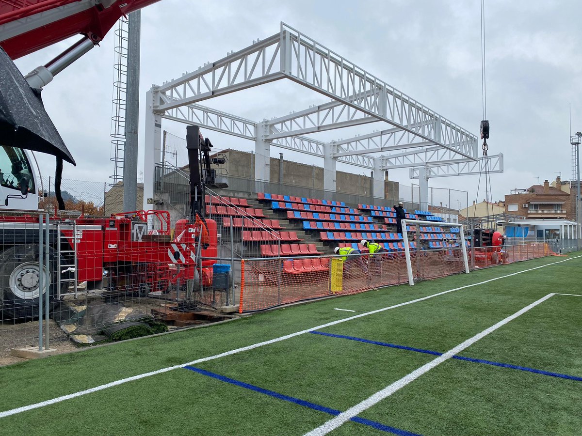 Juntsmunicipis's tweet image. 📹 El diputat @ramonbacardit ha visitat les millores al camp de futbol municipal de Sant Vicenç de Castellet amb l&apos;alcalde @Dani_Mauriz. Aquestes obres inclouen el cobriment de la graderia, millorant les instal·lacions per a tota la ciutadania.

🤝 Un projecte impulsat amb el…