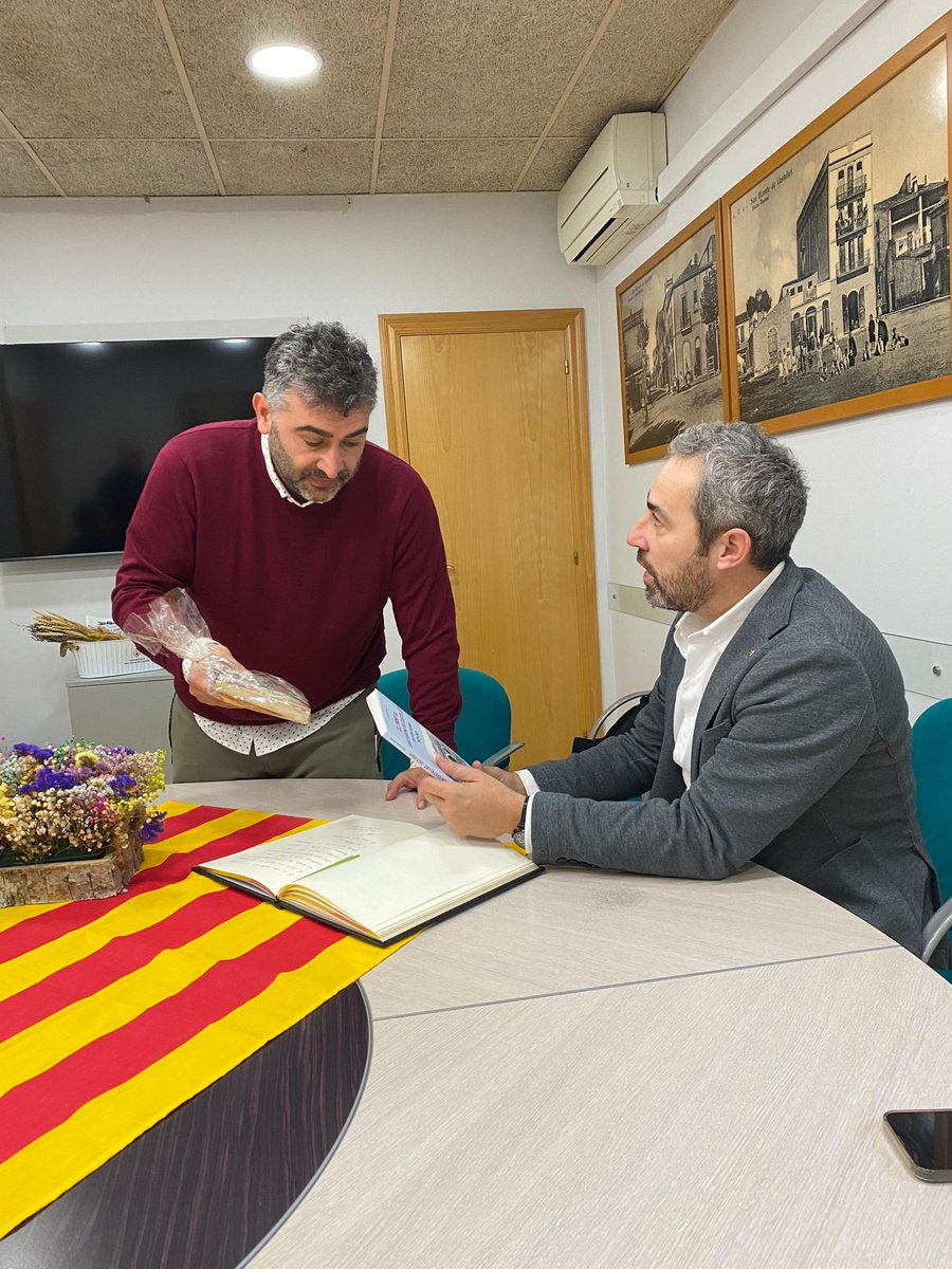 Juntsmunicipis's tweet image. 📹 El diputat @ramonbacardit ha visitat les millores al camp de futbol municipal de Sant Vicenç de Castellet amb l&apos;alcalde @Dani_Mauriz. Aquestes obres inclouen el cobriment de la graderia, millorant les instal·lacions per a tota la ciutadania.

🤝 Un projecte impulsat amb el…