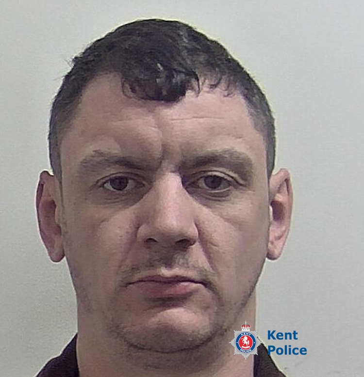 Kenny Britcher is wanted on a court warrant. He has links to #Maidstone #Snodland #Aylesford #Rochester, as well as #Manchester 

kent.police.uk/news/kent/late…