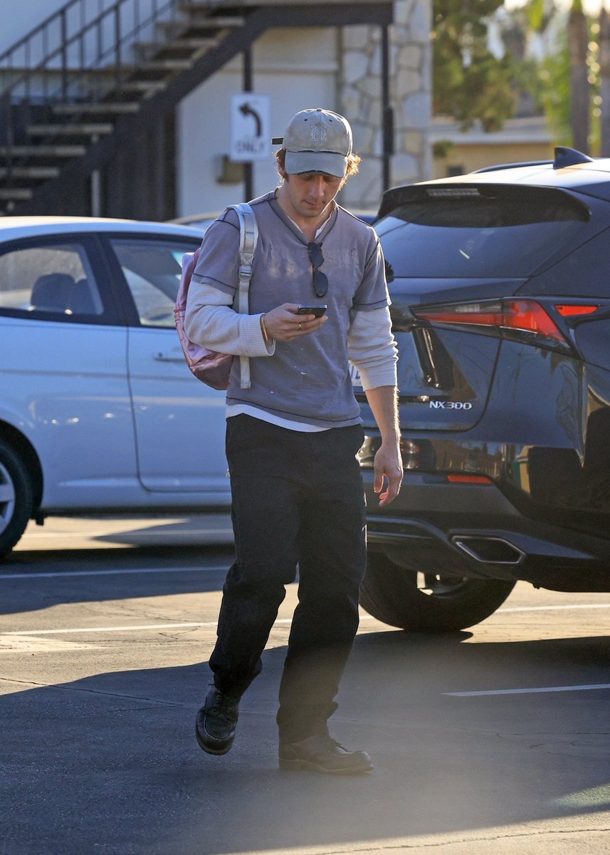 carmysberzatto's tweet image. does he not use a casing??… okay.. #coolguy