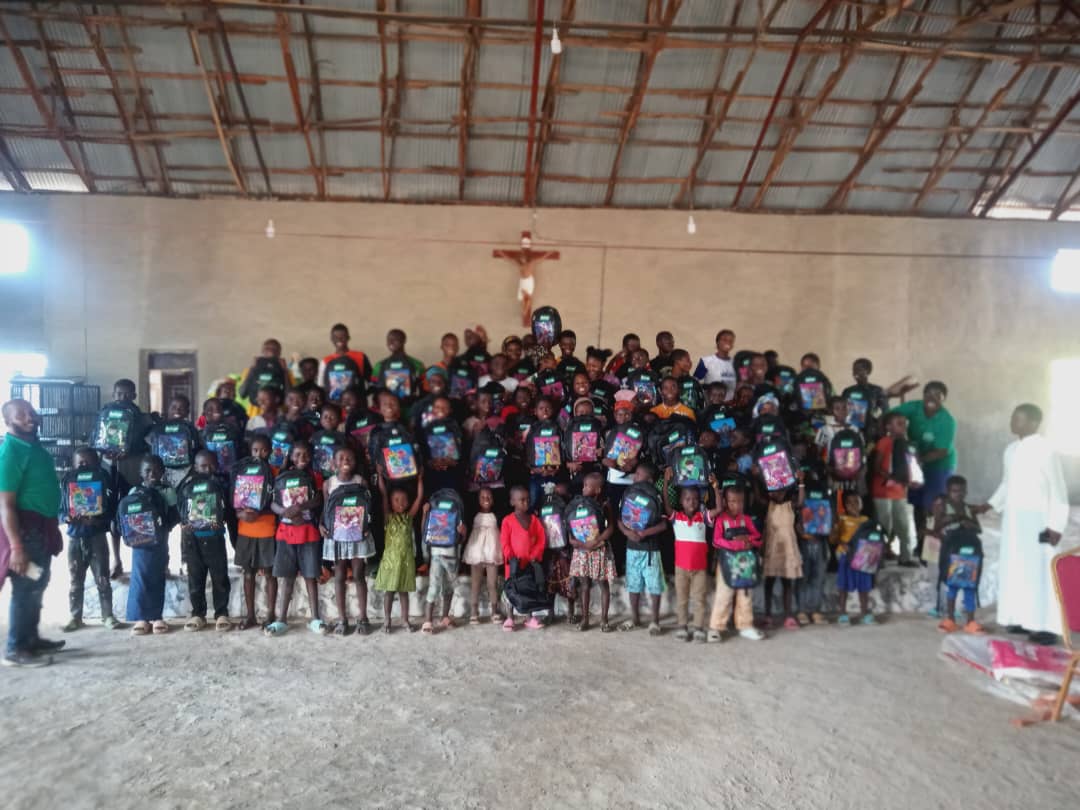 Refugefoundatn's tweet image. Throwback to the #kitsforkids project carried out in Kisi of Oyo state in October last year. We provided children of IDP families with school supplies for the new school year. They were grateful and had smiles on their faces. 
We hope to do more for school kids this year.