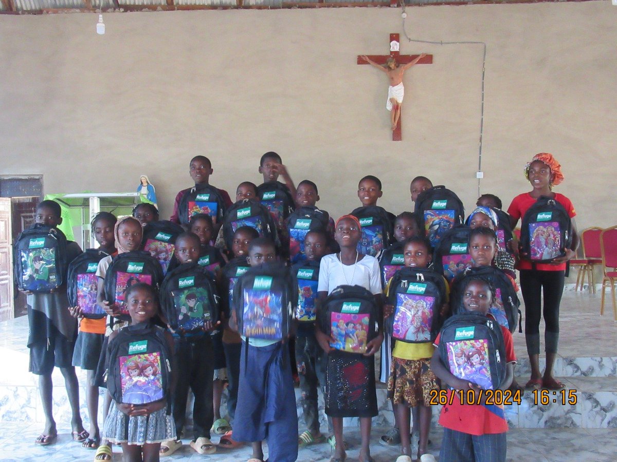 Refugefoundatn's tweet image. Throwback to the #kitsforkids project carried out in Kisi of Oyo state in October last year. We provided children of IDP families with school supplies for the new school year. They were grateful and had smiles on their faces. 
We hope to do more for school kids this year.