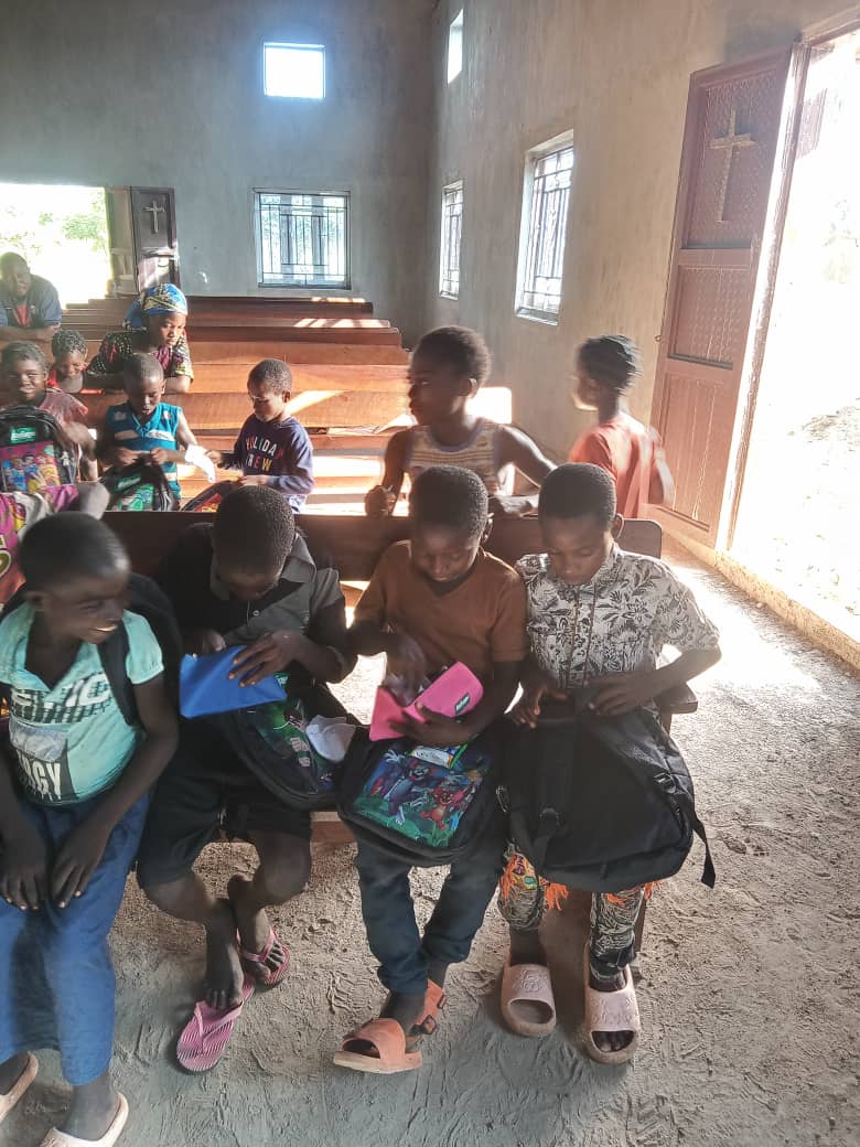 Refugefoundatn's tweet image. Throwback to the #kitsforkids project carried out in Kisi of Oyo state in October last year. We provided children of IDP families with school supplies for the new school year. They were grateful and had smiles on their faces. 
We hope to do more for school kids this year.