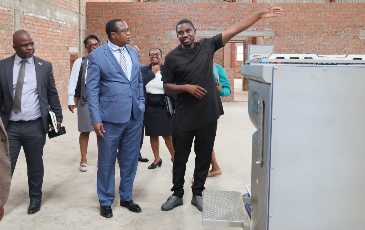 ZimTreasury's tweet photo. Hon. Min. Prof Mthuli Ncube today toured the Glytime food manufacturing and supply plant in Sunway City Industrial Park, where he commended the company's impressive production capacity. The enterprise is set to benefit from the National Venture Fund  to capacitate its expansion. https://t.co/VzgZwc6mCf