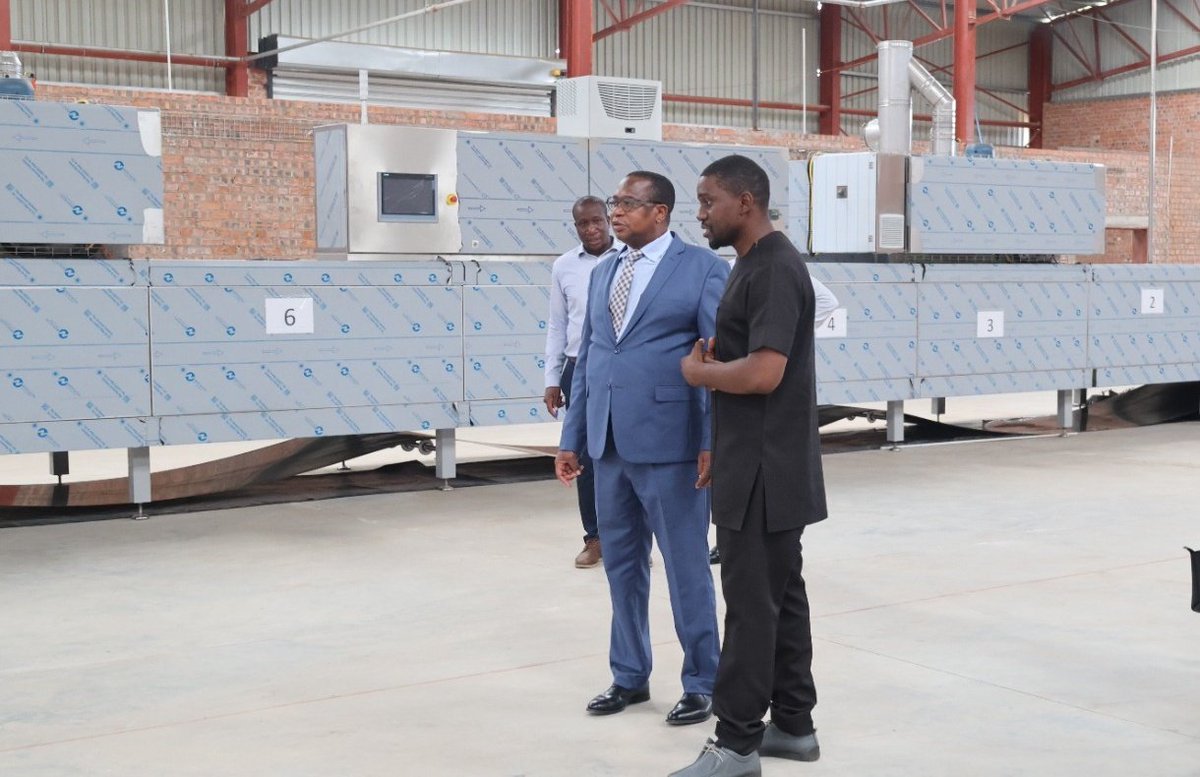 ZimTreasury's tweet photo. Hon. Min. Prof Mthuli Ncube today toured the Glytime food manufacturing and supply plant in Sunway City Industrial Park, where he commended the company's impressive production capacity. The enterprise is set to benefit from the National Venture Fund  to capacitate its expansion. https://t.co/VzgZwc6mCf