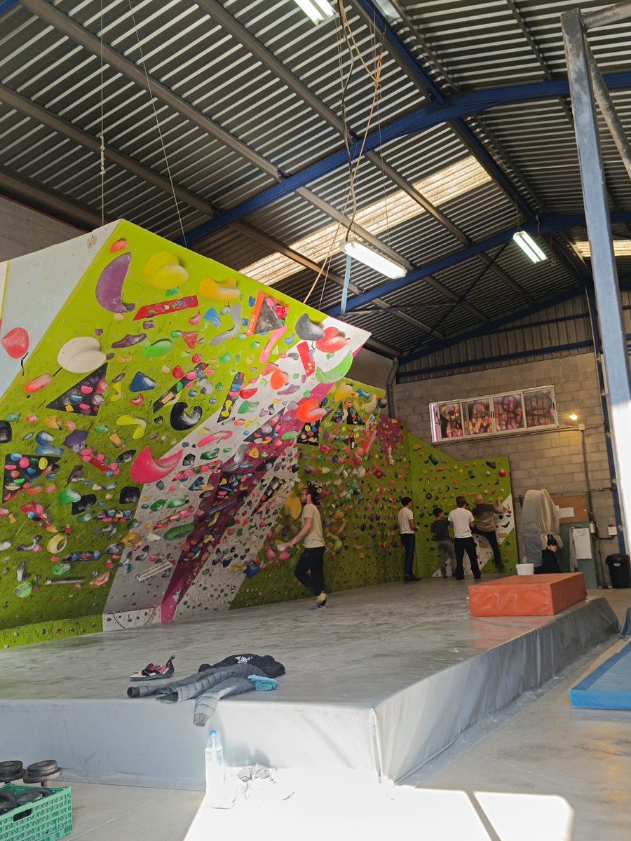 Xativa's tweet image. 🧗‍♂️El grup de l'aula compartida de l'IES Josep de Ribera ha anat aquest matí a practicar l'esport de l'escalada al rocòdrom del Club d'Escalada de Xàtiva acompanyats de tècnics municipals.

👏Agraïm al club la seua col·laboració.