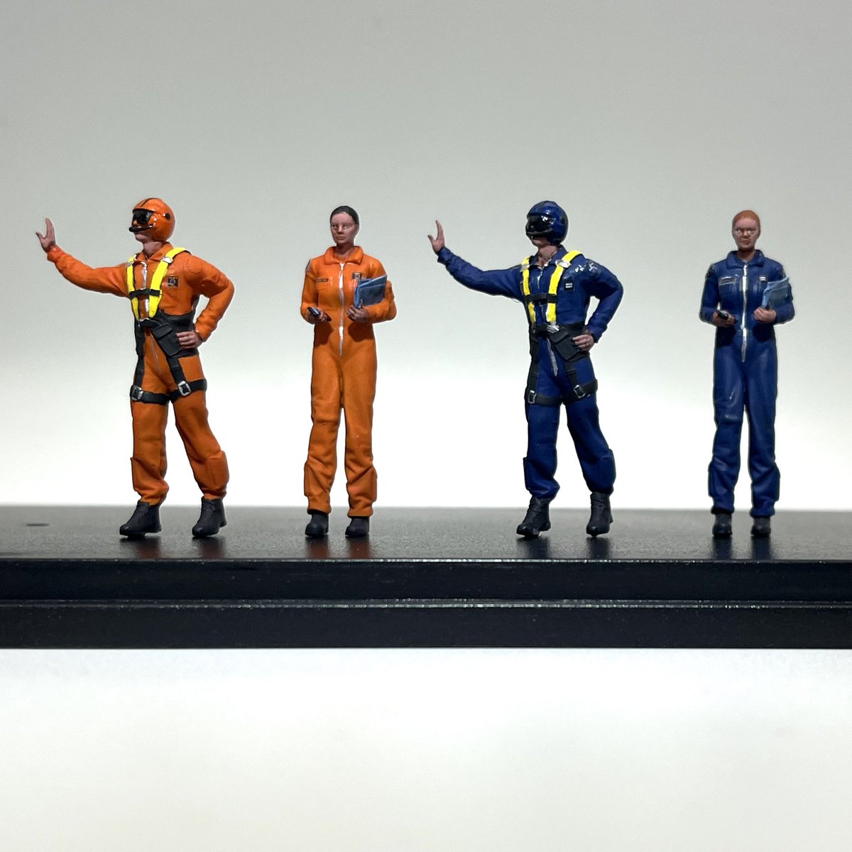 On vous emmène prendre l’air avec nos équipages hélico disponibles en deux versions :
-Sécurité civile
-Gendarmerie

Le set comprend 1 pilote et 1 MOB 

Disponible en pré-commande au prix de 60€ + port à l’échelle 1/43

Renseignement et commande en DM

#helico