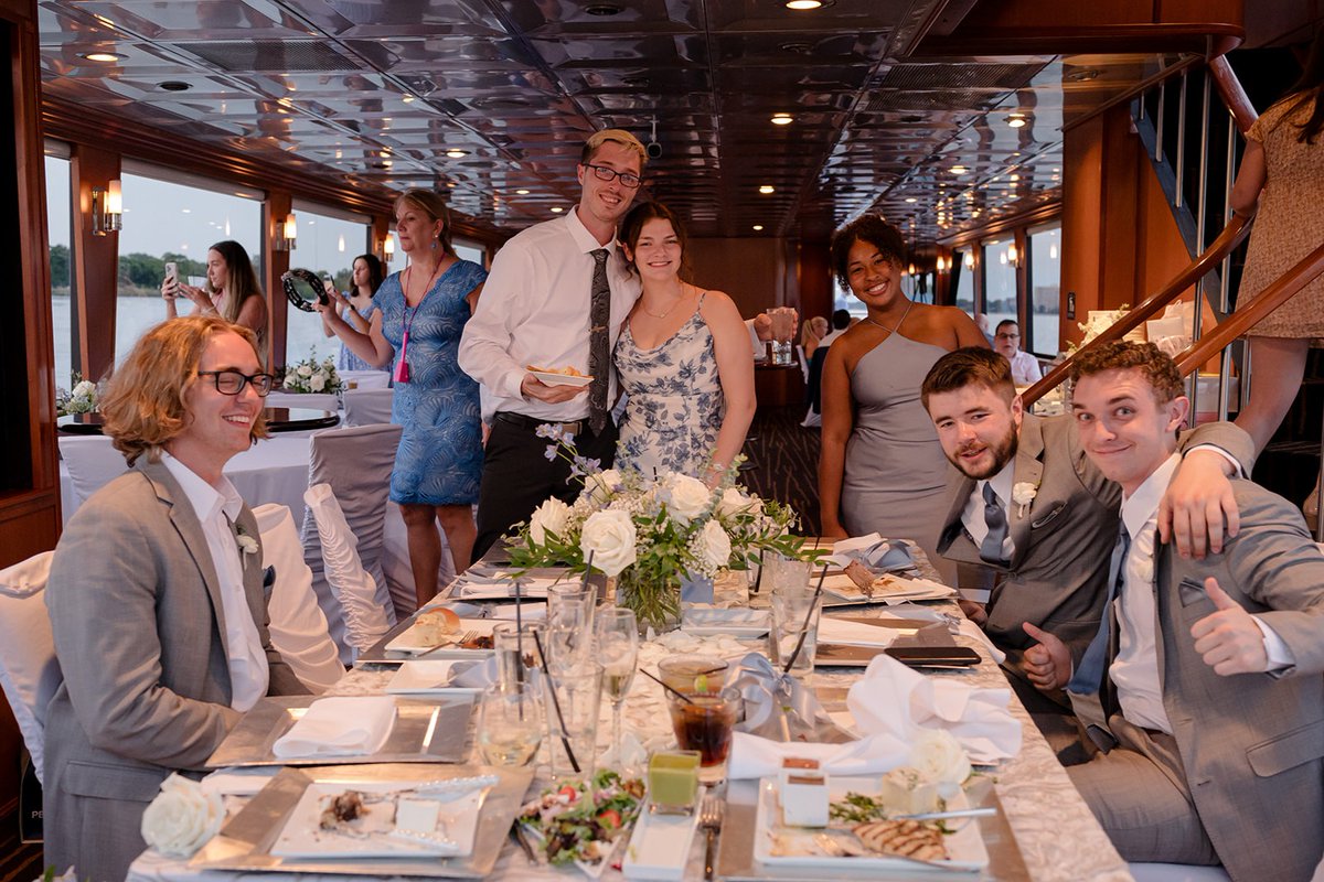 No more feeling trapped at an assigned table. Welcome to getting married on a yacht! You and your guests enjoy the sights, sea breeze, and an epic celebration along the International Waterway.

📸: @studiomalsiapro
