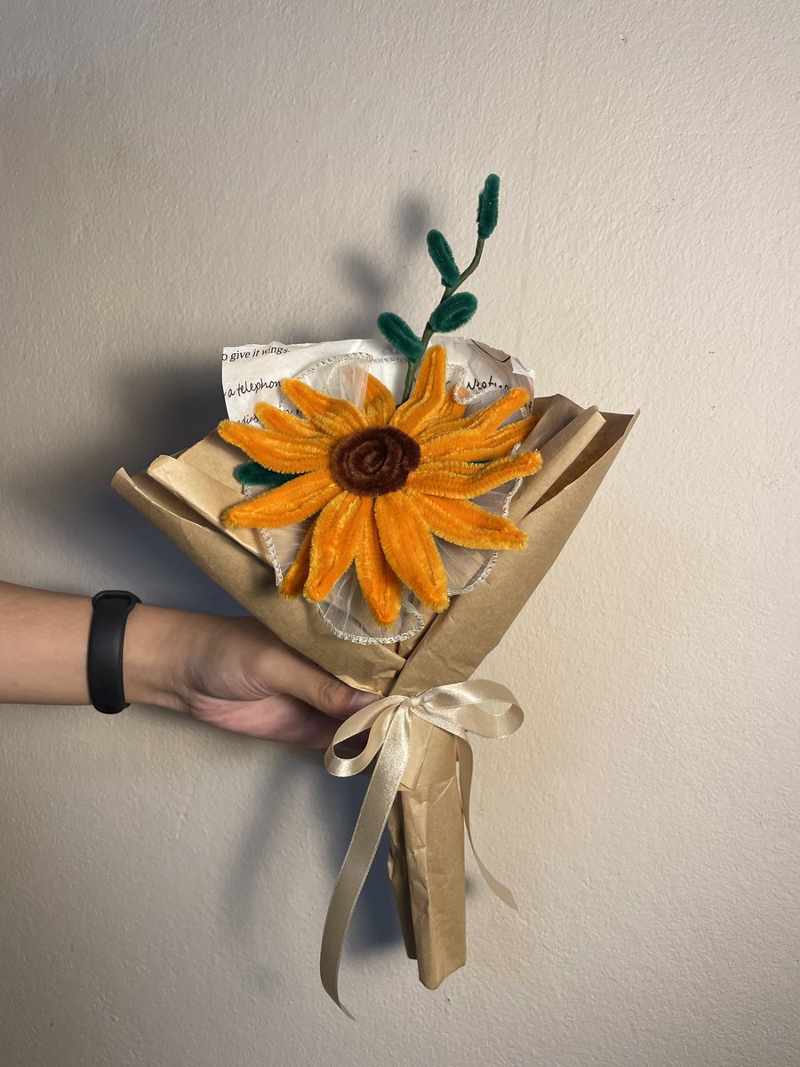 ช่อดอกทานตะวันลวดกำมะหยี่ ช่อละ 127 บาทเท่านั้น นัดรับที่นิมมานซอย 6, หอประชุม, more space, หรือบริเวณใกล้เคียง มีจำนวนจำกัด สนใจทัก dm หรือเมนชั่นได้เลยนะคะ 

#ทีมมช #รับปริญญามช