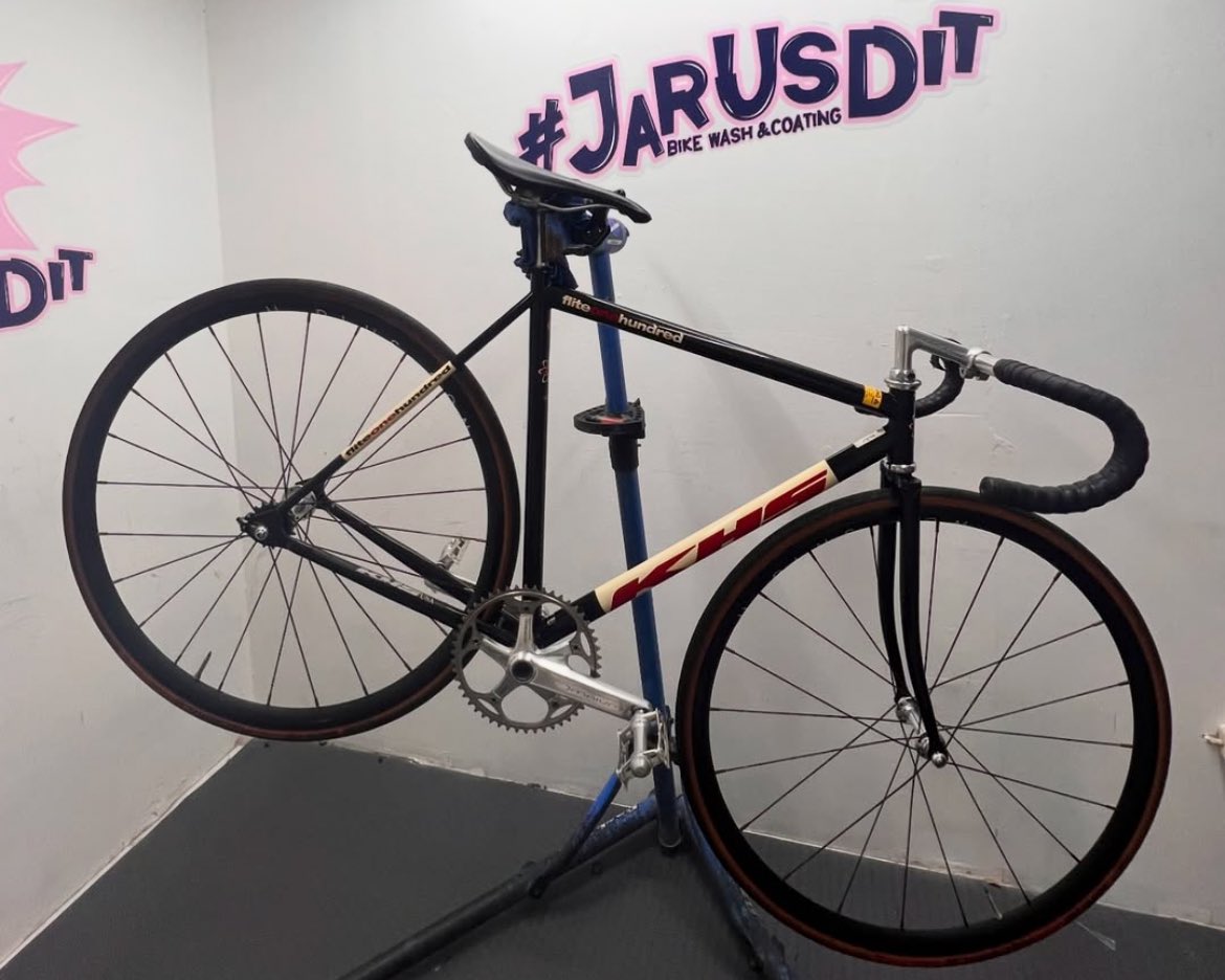 Professional losers tweet media