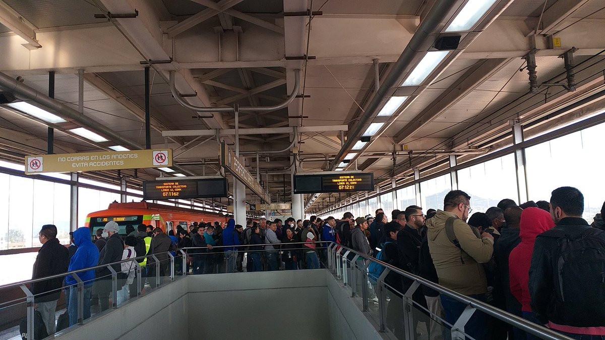 vpisra's tweet photo. @MetroCDMX Estación Periférico Oriente #lineadorada #linea12 @MetroCDMX direcion Tláhuac-Mixcoac, tardan más de 7 min los trenes, tomen sus precauciones. Llega totalmente lleno el tren a esta estación https://t.co/xggDolSHV6