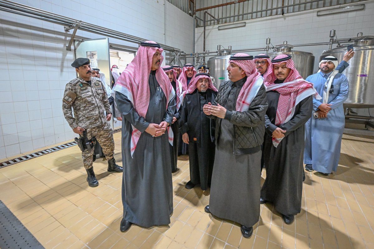 سمو #أمير_منطقة_حائل يتجول داخل مشروع شركة الطخيم ويدشن مشروع التوسعة الثانية للمشروع بطاقة إجمالية تبلغ (١٢٠) ألف لتر يومياً.