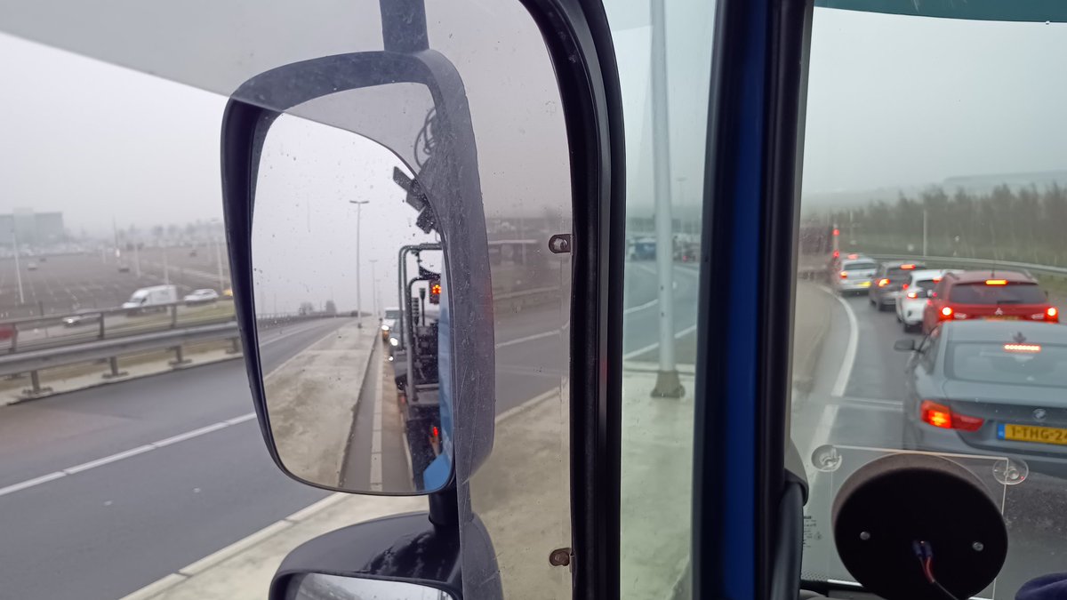 Glasbak's tweet photo. Ze zijn de parkeermeters weer flink aan het vullen hier 😂 #blauwebrug https://t.co/G9H2Lx4Xu9