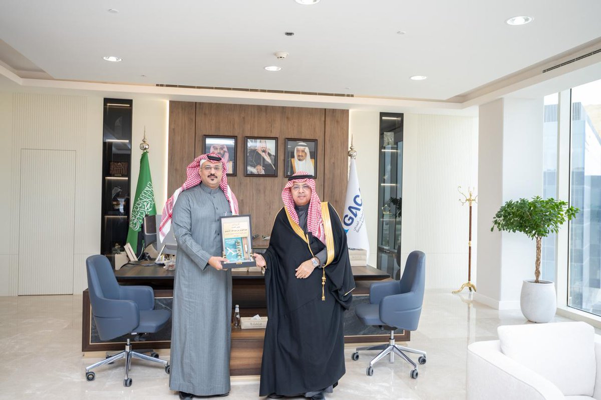 شرفني معالي الأستاذ عبدالعزيز الدعيلج <a href="/AlduailejA/">عبدالعزيز الدعيلج</a> رئيس الهيئة العامة للطيران المدني <a href="/ksagaca/">هيئة الطيران المدني</a> بقبول الإهداء وهو باكورة اصداراتي العلمية بعنوان (الاستراتيجية الوطنية للنقل والخدمات اللوجستية قوة اقتصادية قادمة) عندما استضافني معاليه في مكتبه بالهيئة، حيث يسلط الكتاب الضوء على جميع