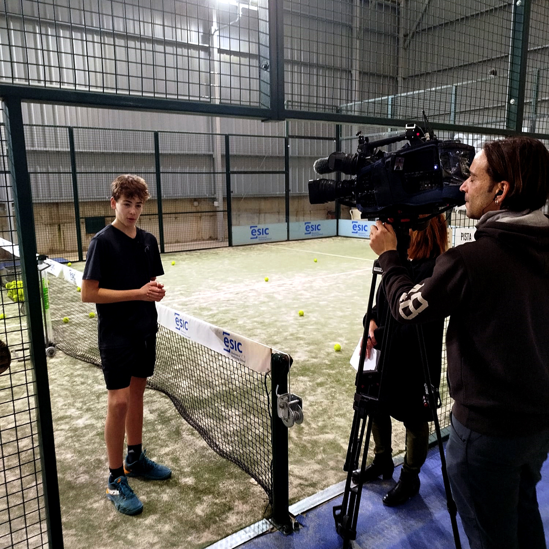 📹Ayer <a href="/aragontv/">Aragón TV</a>  vino a grabar a los chic@s de la Atómikas Academy para el programa #MenudaCantera. 🏆

Las <a href="/GemelasAtomikas/">GemelasAtomikas</a>  🇪🇸🌟, impulsando el talento aragonés en nuestro club. 🔥 Nuestros jóvenes, que demostraron que con el 🎤se defienden casi tan bien como con la pala. 👏🎾