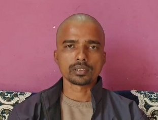 KraantiKumar's tweet photo. खोजी पत्रकार शेर-ए-बस्तर मुकेश चंद्राकर की जघन्य हत्या के बाद सोशल मीडिया पर और दिल्ली में बैठे बड़े बड़े पत्रकारों ने खूब लिखा और वीडियो बनाया.

मुकेश चंद्राकर के बड़े भाई युकेश चंद्राकर ने कहा पत्रकार संगठन को उन्हें दिल्ली बुलाया जाना चाहिए था. एक पत्रकार की हत्या के विरोध में वो सब नही किया गया जो करना चाहिए था.

युकेश चंद्राकर अपनी जगह सही हैं. अगर मुकेश चंद्राकर के बड़े न्यूज़ चैनल के पत्रकार होते या न्यूज़ एंकर होते तब पूरा दिल्ली कैंडल मार्च निकालता.

सभी नामचीन पत्रकारों ने वीडियो बनाकर खानापूर्ति कर खामोश हो गए. युकेश चंद्राकर ने सुरक्षा की मांग की है. उन्होंने कहा है न्याय का रास्ता लंबा है. जो मेरे भाई के साथ हुआ है वो किसी के साथ ना हो.